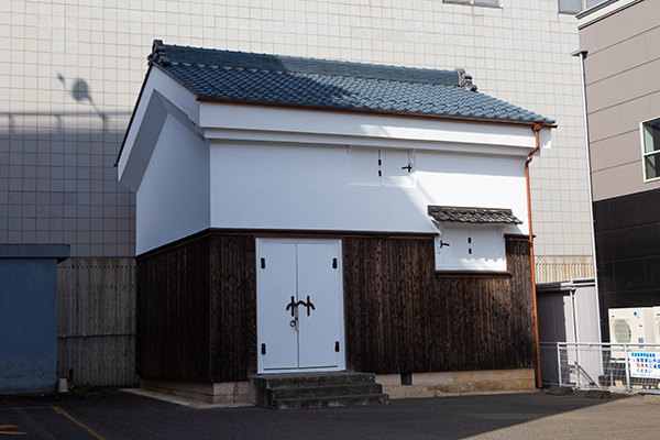 The storage house built in the Meiji era (1868- 1912).